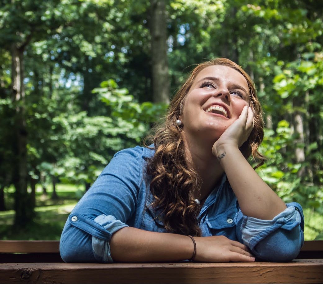 Mujer joven sonriendo