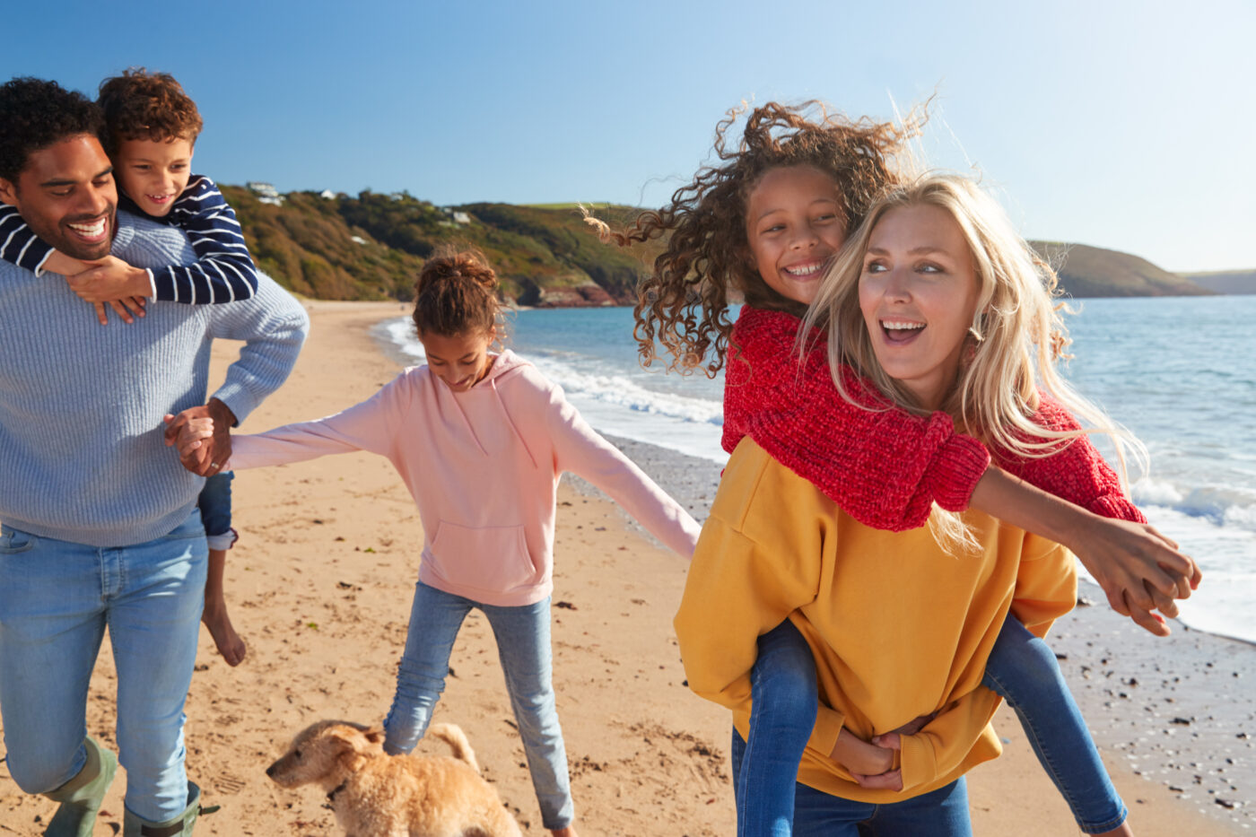 familia sonriendo y disfrutando de la playa después del lasik