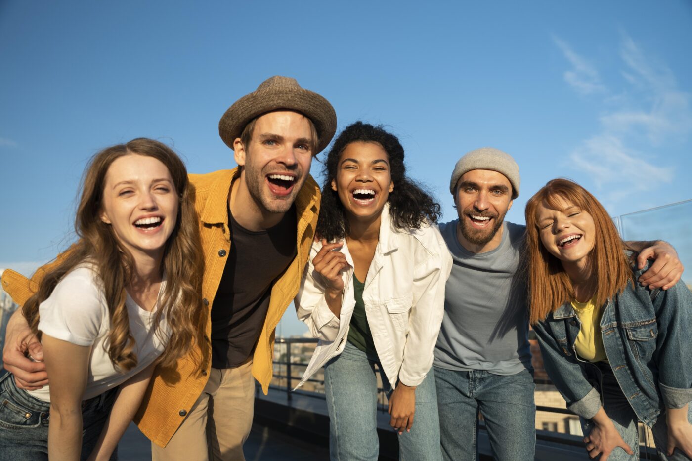 amigos con Lasik sonriendo al aire libre